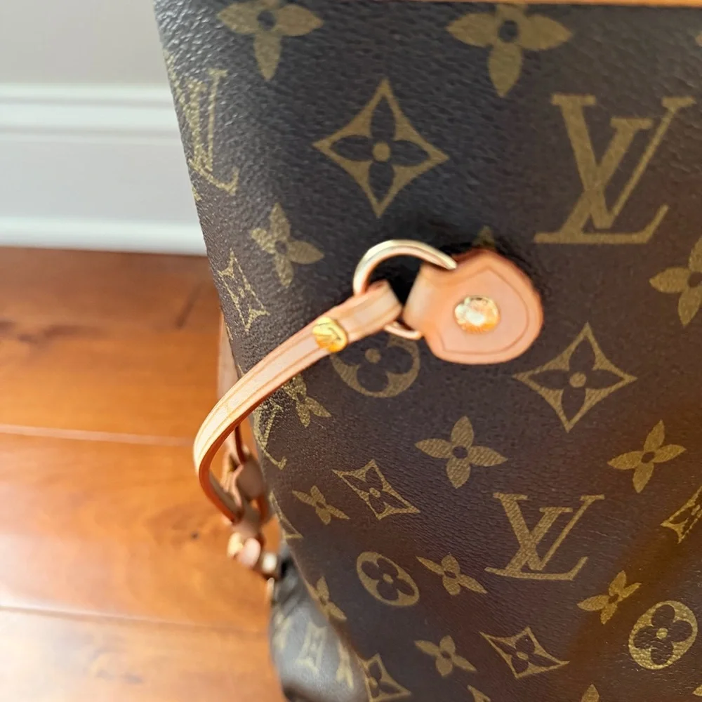 Women’s Tote - Picture 9 of 9